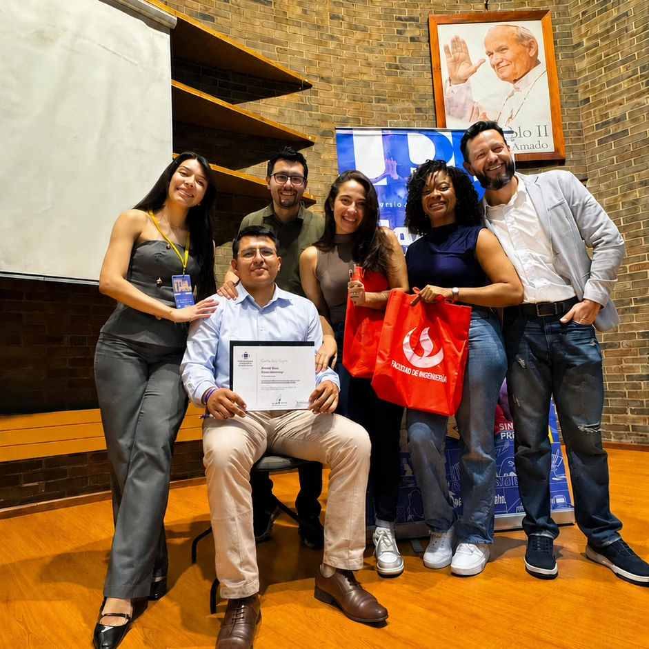 Entrega del certificado de la misión académica en Medellín